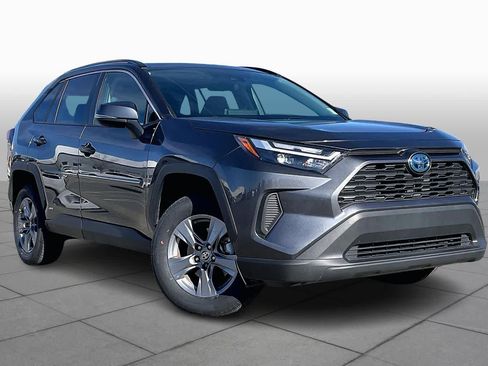 Used 2022 Toyota RAV4 XLE w/ Convenience Package image 2