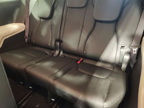 Used 2024 Kia Carnival LX FWD image 31