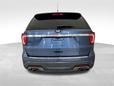 Used 2018 Ford Explorer XLT w/ Equipment Group 202A FWD image 4
