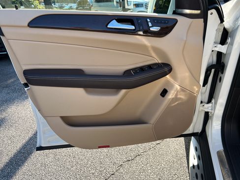 Used 2019 Mercedes-Benz GLE 400 4MATIC image 17