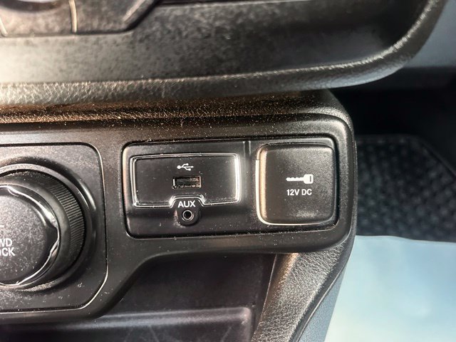 Used 2023 Jeep Renegade Latitude AWD/4WD image 24