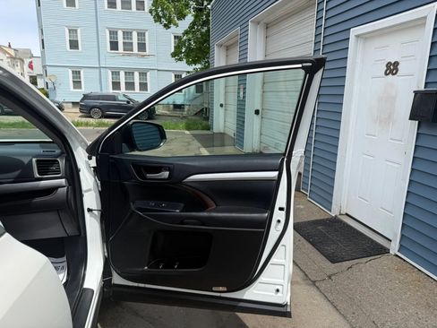 Used 2019 Toyota Highlander XLE AWD/4WD image 39