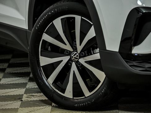 Used 2023 Volkswagen Taos SE w/ Panoramic Sunroof Package image 3