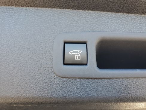 Used 2025 Toyota Sienna XLE image 9