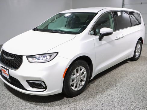 Used 2023 Chrysler Pacifica Touring-L FWD image 34