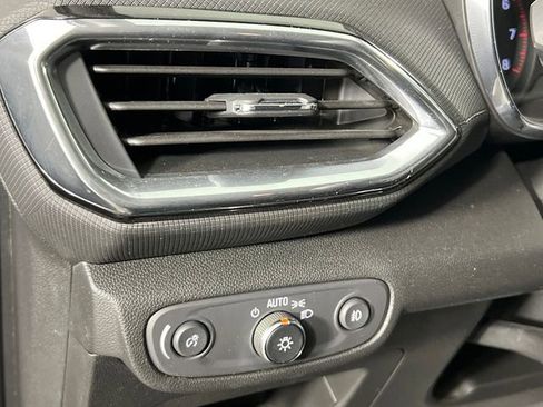 Used 2023 Chevrolet TrailBlazer LT FWD image 21