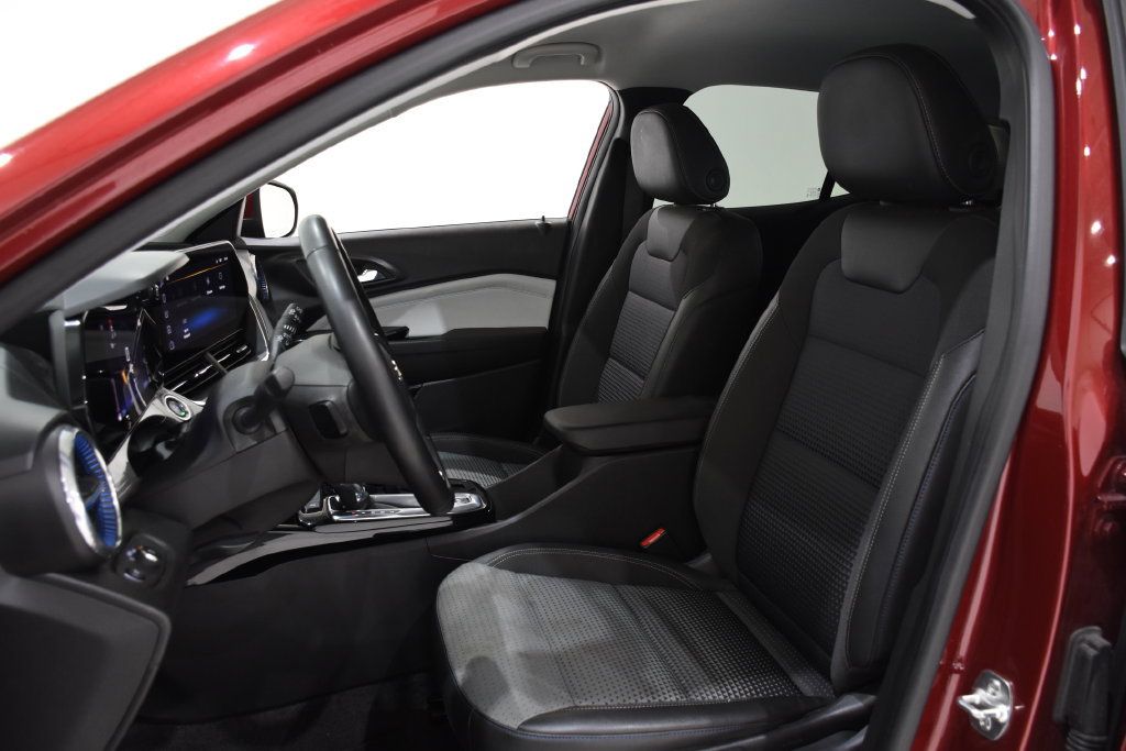 Used 2025 Chevrolet Trax LT w/ LT Convenience Package FWD image 24