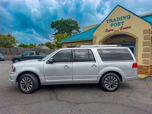 Used 2017 Lincoln Navigator L Select RWD image 29