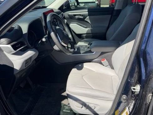 Used 2020 Toyota Highlander XLE AWD/4WD image 9