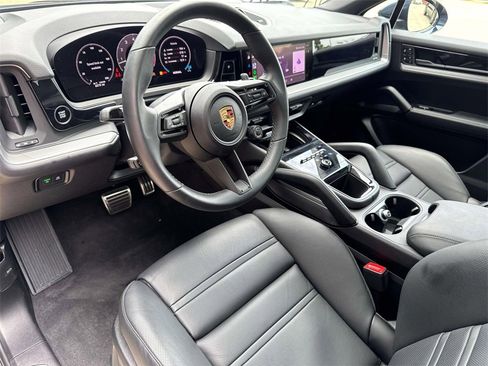 Used 2025 Porsche Cayenne S image 4