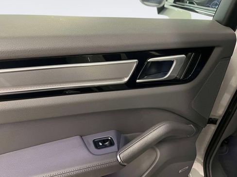 Used 2022 Porsche Cayenne Platinum Edition image 11