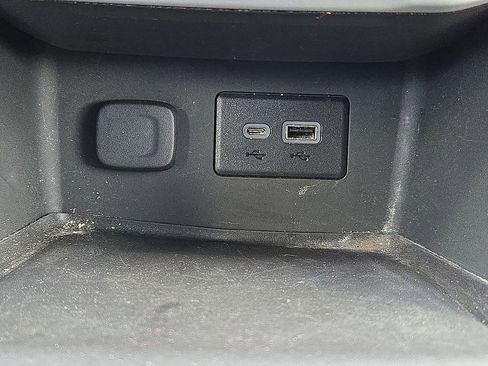 Used 2023 GMC Acadia SLE image 30