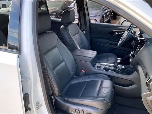 Used 2022 Chevrolet Traverse RS image 9