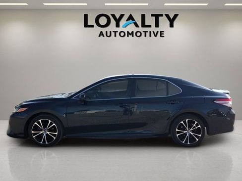 Used 2018 Toyota Camry SE image 2