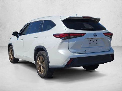 Used 2022 Toyota Highlander Bronze Edition FWD image 14