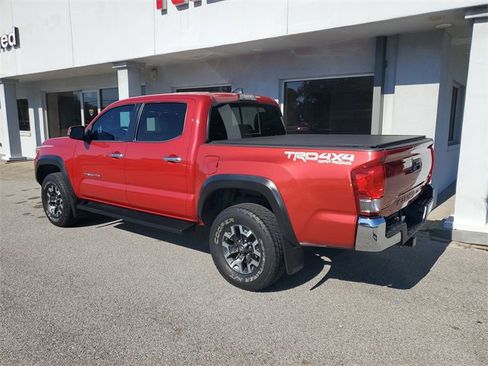 Used 2017 Toyota Tacoma TRD Off-Road image 2