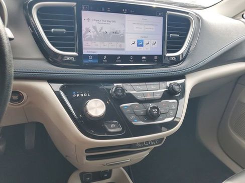 Used 2021 Chrysler Pacifica Touring FWD image 15