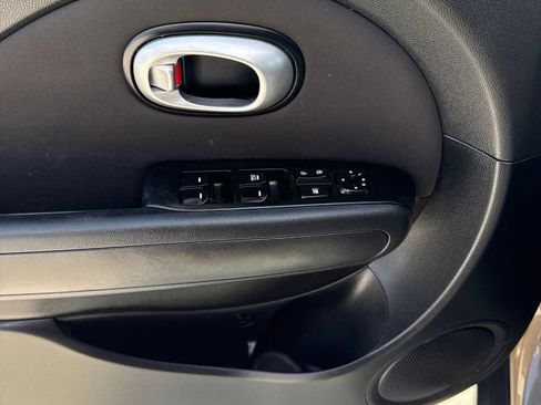Used 2015 Kia Soul FWD image 9