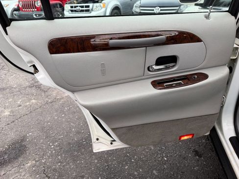 Used 2000 Lincoln Town Car Executive image 22