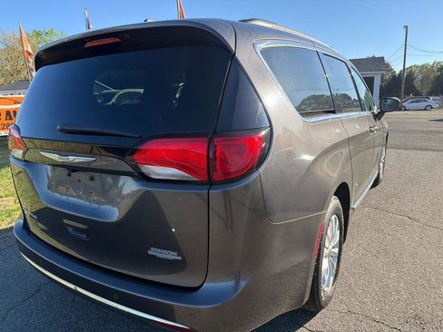 Used 2017 Chrysler Pacifica Touring-L image 8