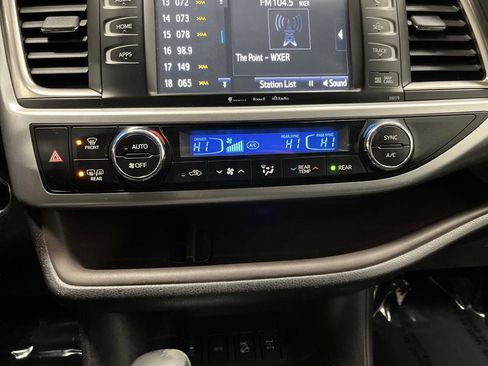 Used 2017 Toyota Highlander XLE AWD/4WD image 19