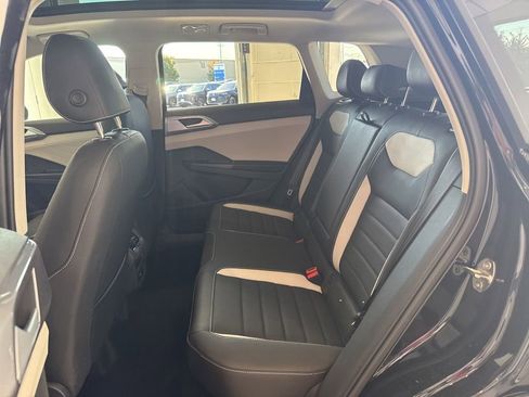 New 2025 Volkswagen Taos SEL image 17