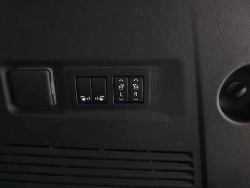 Used 2022 GMC Yukon XL SLT w/ SLT Premium Package image 10