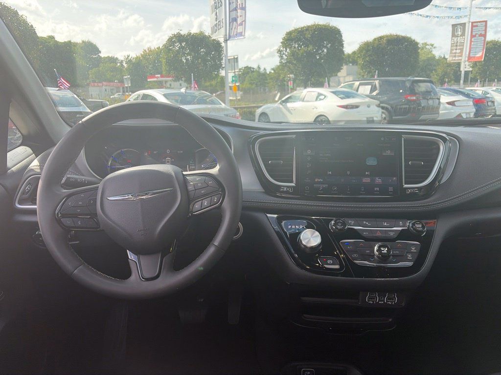 Used 2024 Chrysler Pacifica Limited FWD image 7