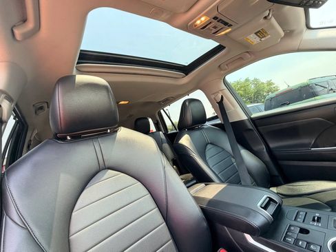 Used 2023 Toyota Highlander XLE AWD/4WD image 29