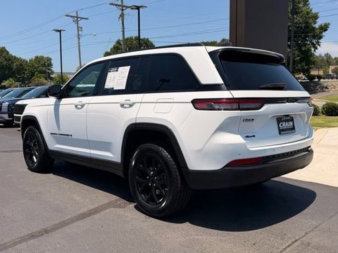 Used 2024 Jeep Grand Cherokee Altitude AWD/4WD image 5