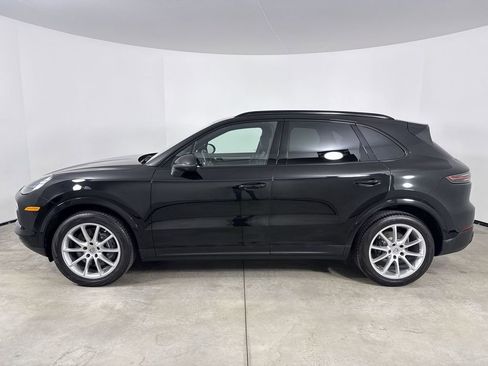 Certified 2023 Porsche Cayenne Platinum Edition image 2