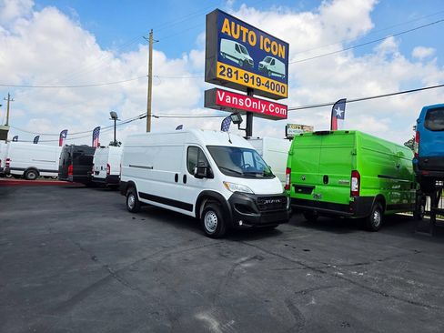 Used 2024 RAM ProMaster 2500 w/ Safety Group FWD image 2