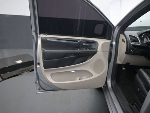 Used 2018 Dodge Grand Caravan SXT FWD image 12