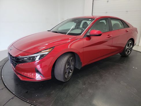 Used 2023 Hyundai Elantra SEL w/ Convenience Package FWD image 3