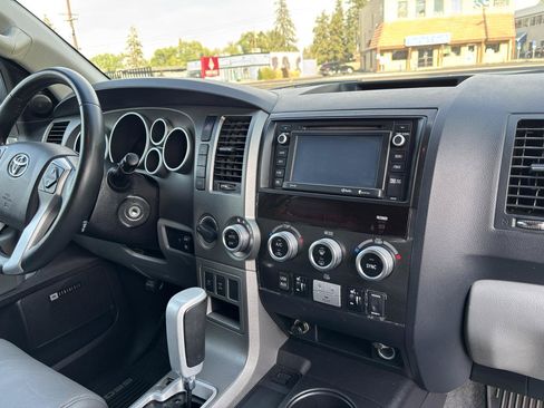 Used 2017 Toyota Sequoia Limited w/ Safety & Convenience Package AWD/4WD image 16