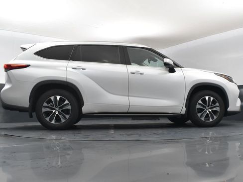 Used 2022 Toyota Highlander XLE image 16