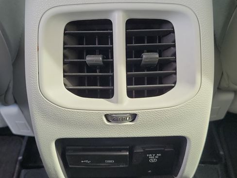 Used 2020 Jeep Cherokee Limited image 19