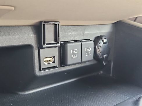 Used 2021 Toyota Highlander XLE AWD/4WD image 24
