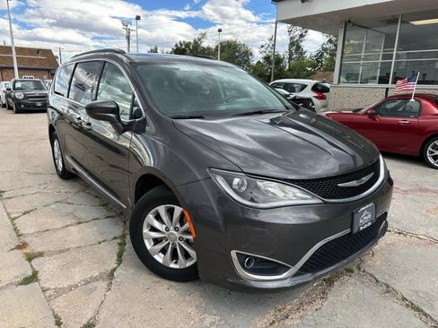Used 2017 Chrysler Pacifica Touring-L FWD image 1
