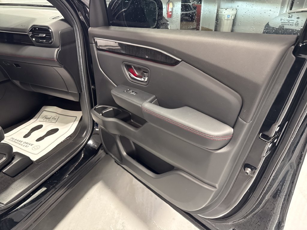 Used 2025 Honda Pilot Black Edition image 36