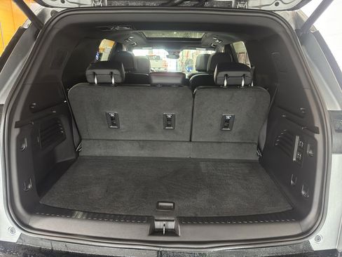 Used 2025 Chevrolet Traverse RS image 21