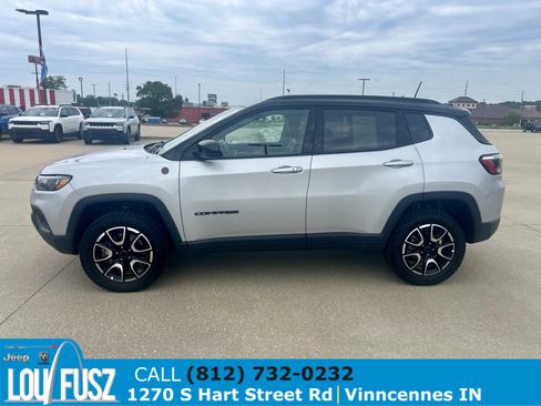 Used 2025 Jeep Compass Trailhawk AWD/4WD image 4