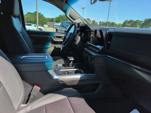 Used 2022 Chevrolet Silverado 1500 LTZ w/ LTZ Convenience Package II AWD/4WD image 12