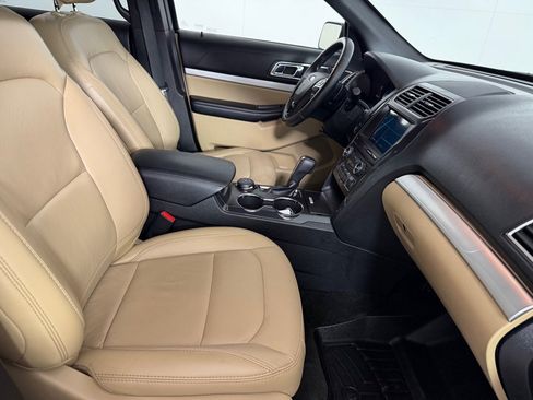 Used 2017 Ford Explorer XLT w/ Equipment Group 202A AWD/4WD image 26