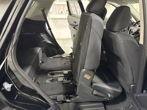 Used 2025 Nissan Pathfinder SV image 27