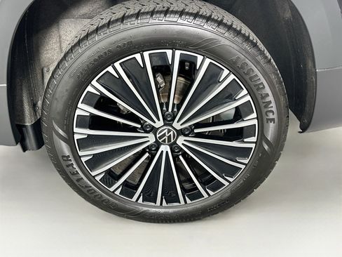 Used 2025 Volkswagen Taos SE FWD image 11