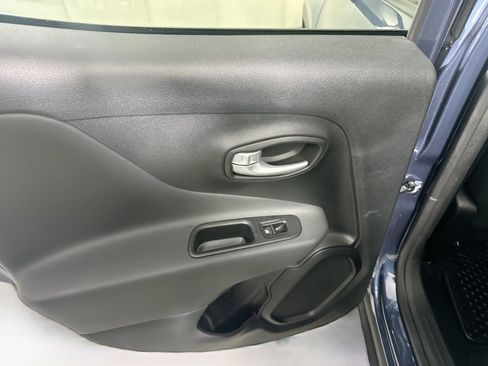 Used 2023 Jeep Renegade Latitude image 26