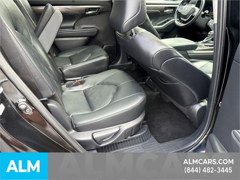 Used 2024 Toyota Highlander Limited image 17