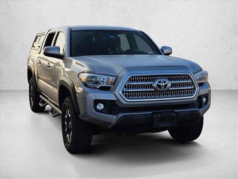 Used 2017 Toyota Tacoma TRD Off-Road image 3
