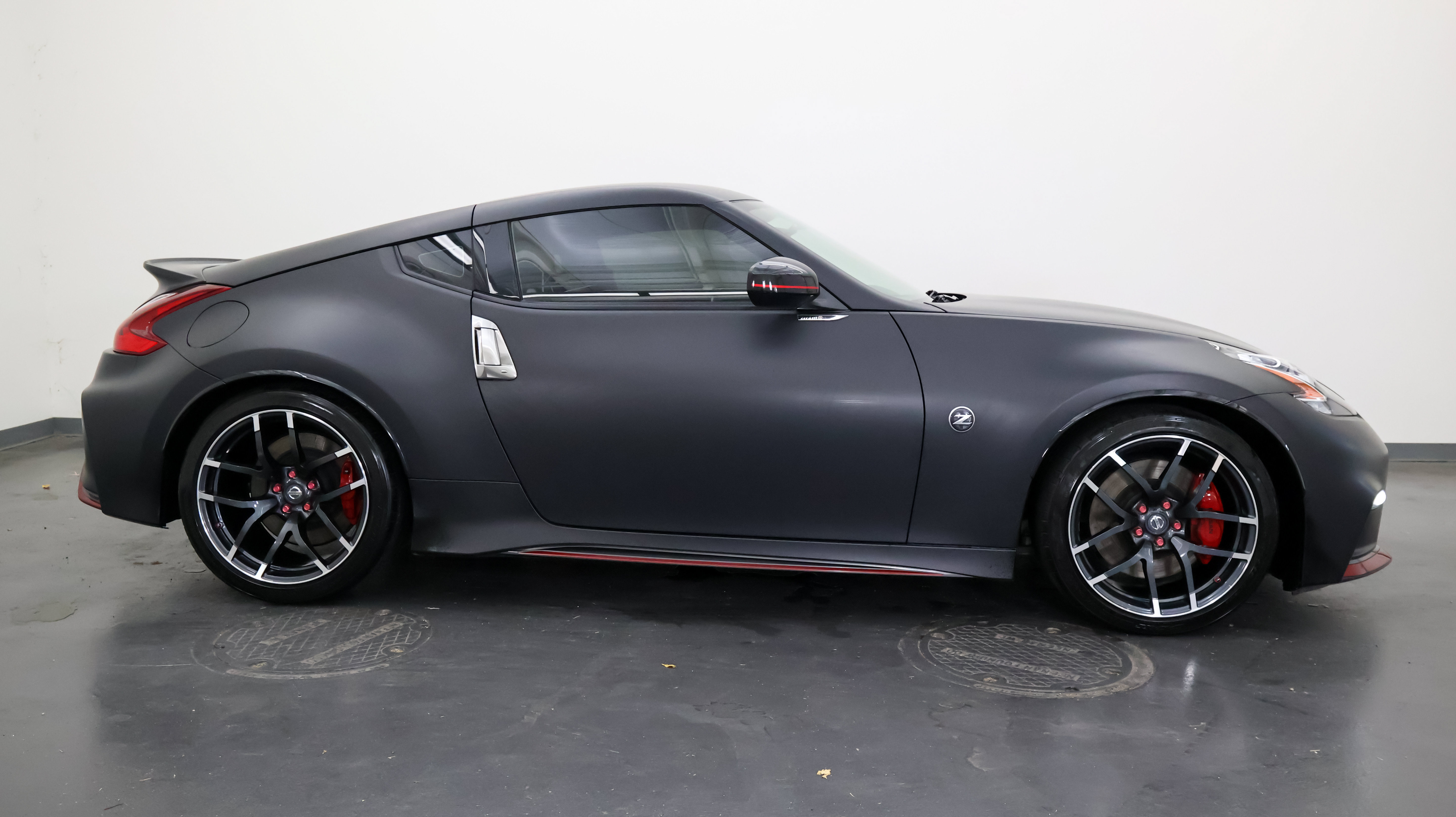 Used 2020 Nissan 370Z NISMO RWD image 2
